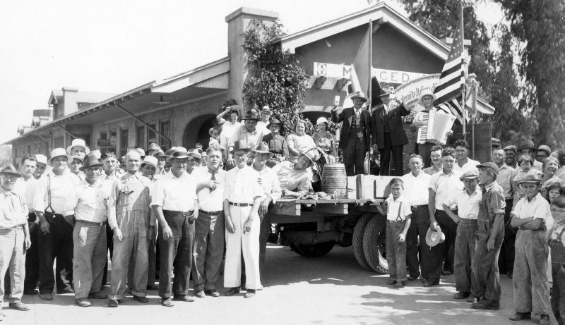 Italians at the Santa Fe Merced Depot, c. 1930s