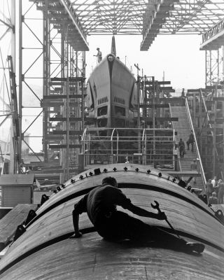 Submarine builder at Electric Boat Company, Groton, Connecticut, by Fenno Jacobs, August 1943.  Photo Courtesy of National Archives